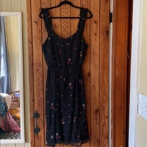 Super cute and flattering floral print dress. XL